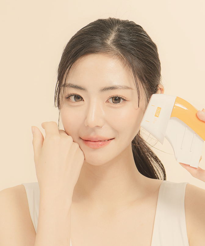 通過超音波拉提宇宙版提拉面部線條的模特手持該設備的治療頭的圖片